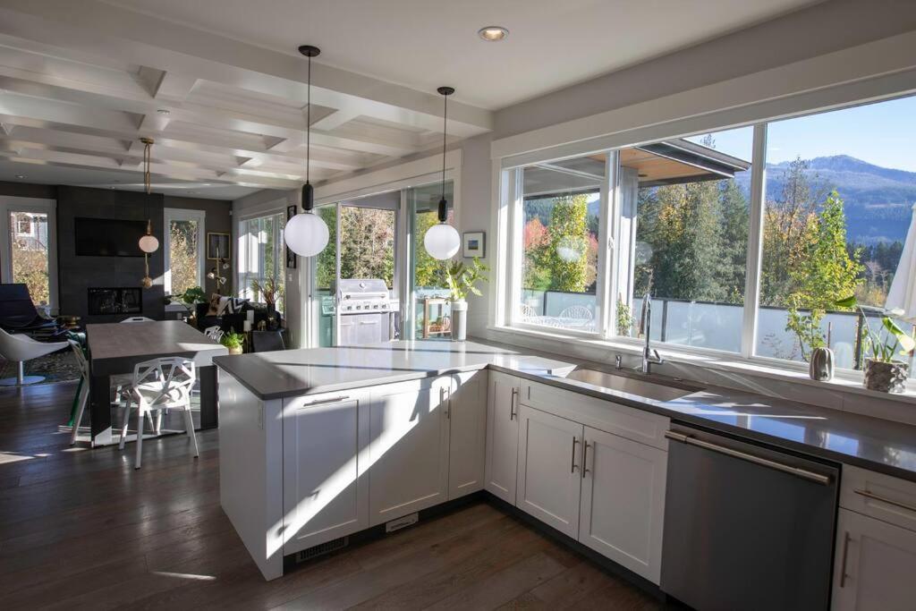 Mountain Serenity Meets Luxury Squamish Exteriör bild