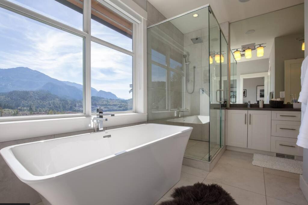 Mountain Serenity Meets Luxury Squamish Exteriör bild