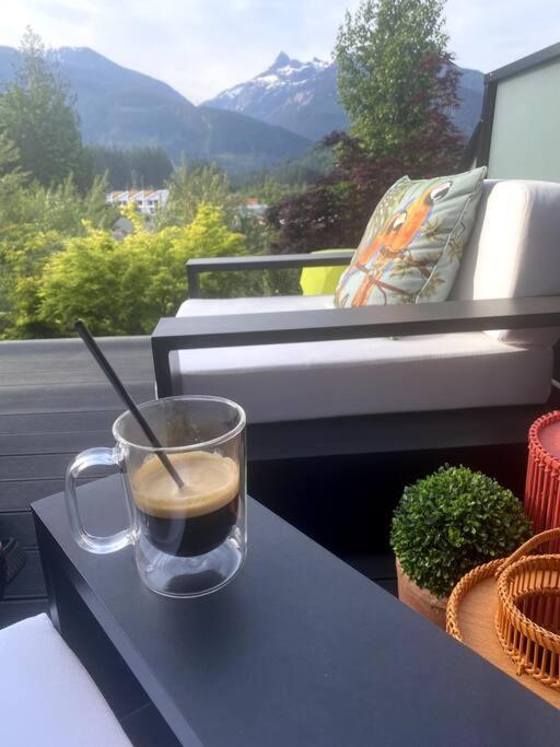 Mountain Serenity Meets Luxury Squamish Exteriör bild