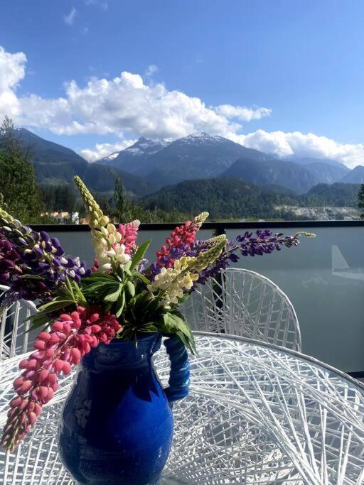 Mountain Serenity Meets Luxury Squamish Exteriör bild