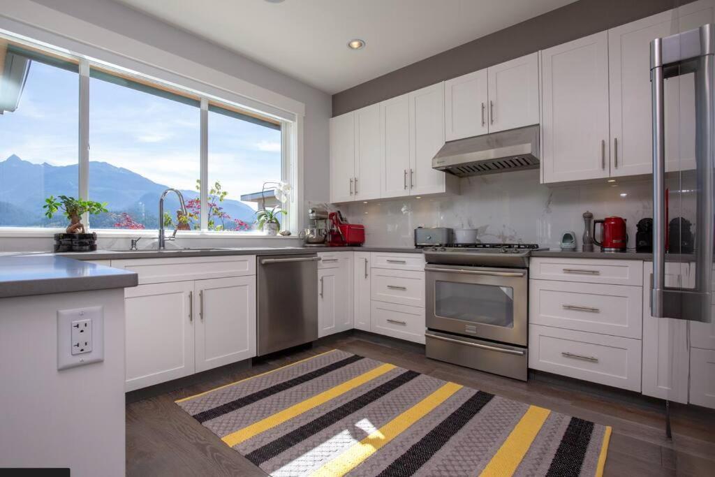 Mountain Serenity Meets Luxury Squamish Exteriör bild