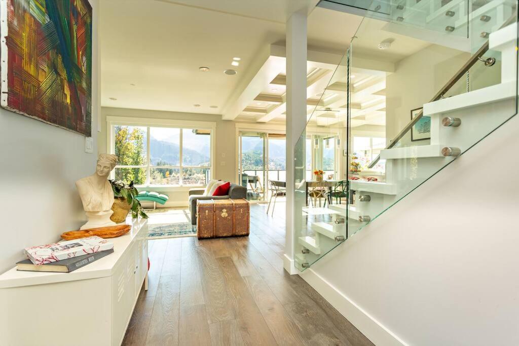 Mountain Serenity Meets Luxury Squamish Exteriör bild